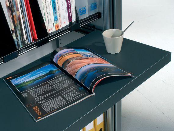 Un magazine et un verre sur une tablette d\'armoire