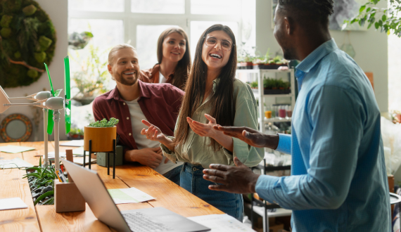 Equipe heureuse dans son aménagement de bureau