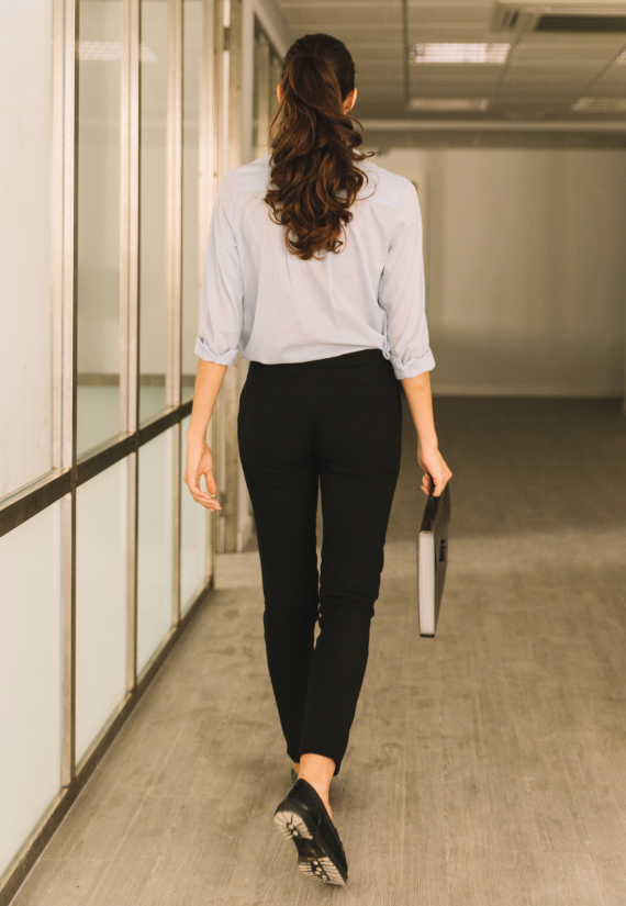 Femme marchant dans une entreprise 