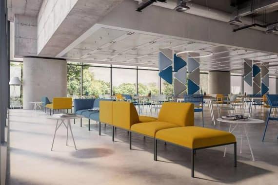 Salle d\'attente avec des fauteuils jaunes et de l\'acoustique 