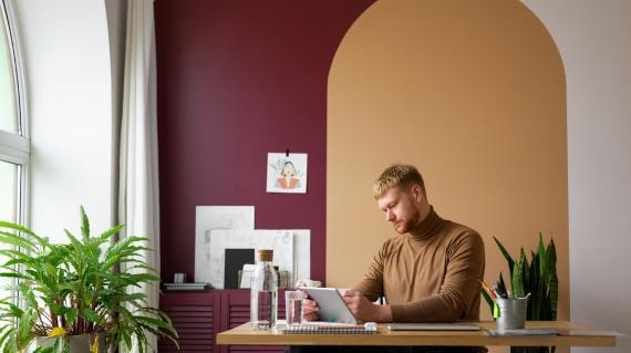 Collaborateur travaillant dans un bureau coloré avec des plantes