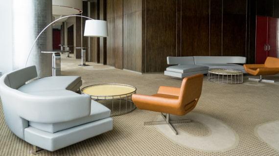 Décoration design dans un haul d\'entreprise