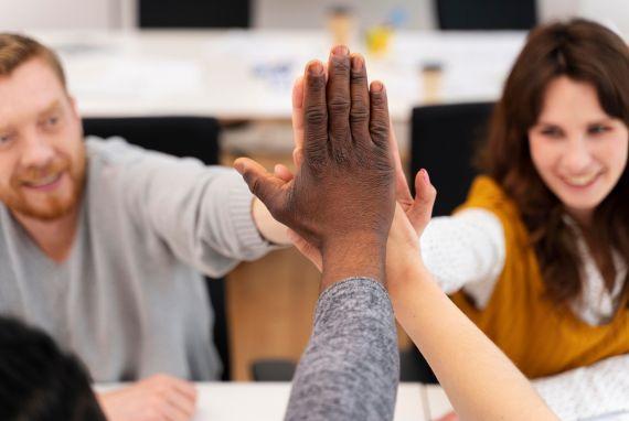 Collaborateur dans une entreprise en open space se tapant dans la main