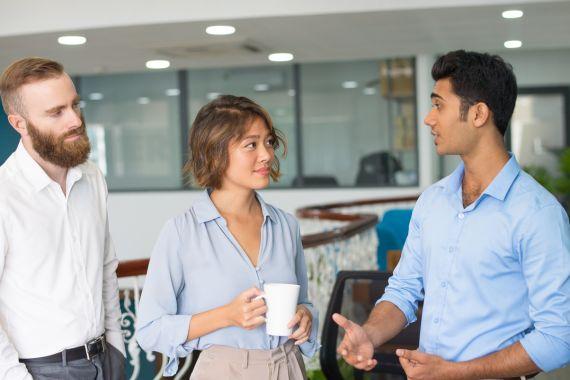 Des collaborateurs discutant autour d\'un café