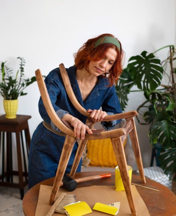 Femme faisant de l\'upcycling