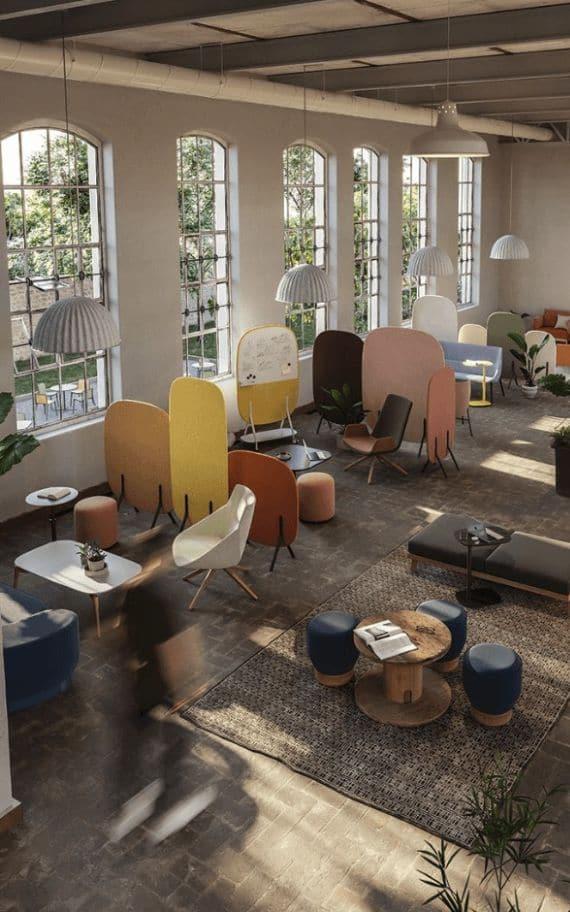 différentes cloisons amovibles dans un espace de travail et de détente