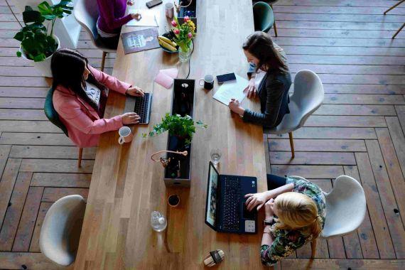 des collaboratrices travaillent dans un open space