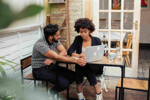 Deux collaborateurs travaillant dans un espace exterieur collaboratif 