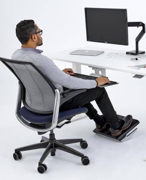 Pourquoi utiliser un Repose-pieds de bureau ? Blog Bien-Etre au Travail