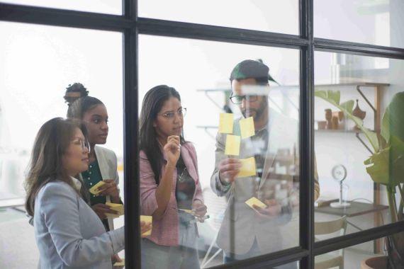 Equipe travaillant ensemble dans des bureaux collaboratifs