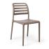 Chaise Azura en polypropylène taupe, vue de face, empilable pour extérieur