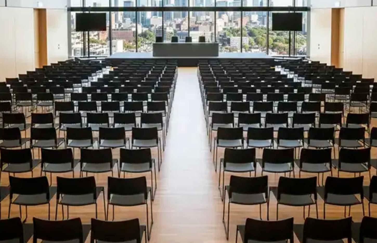 Salle de réunion équipée de chaises Docodo Polypro noires