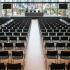 Salle de réunion équipée de chaises Docodo Polypro noires
