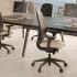 Fauteuil de bureau ergonomique Néo installé en open space autour d\'une table de réunion