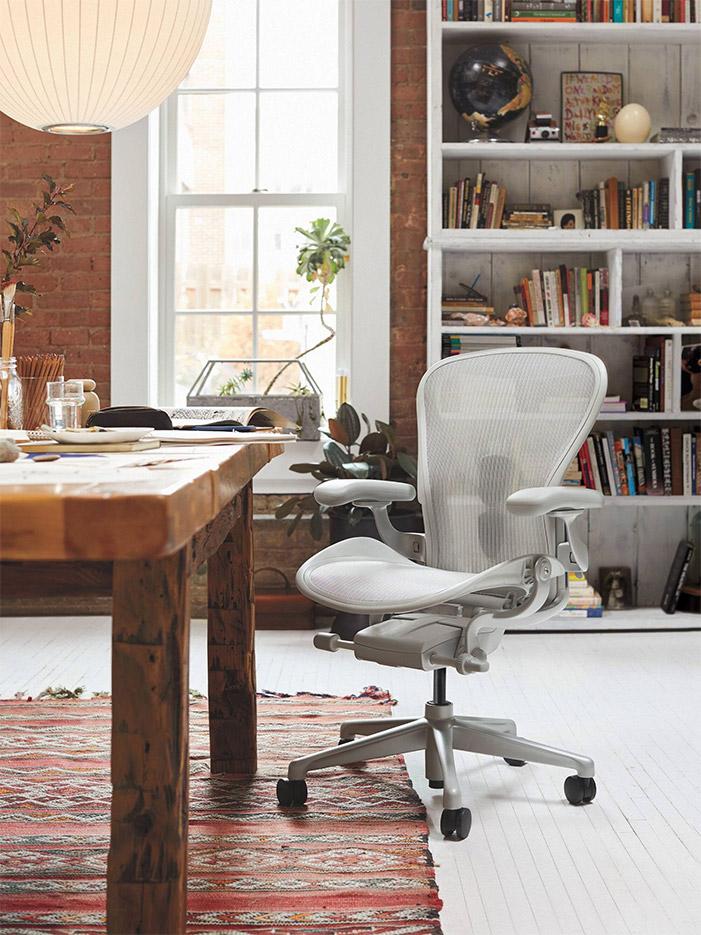 Siège de bureau ergonomique Herman Miller finition graphite carbon ou métal, gamme Aeron - France Bureau
