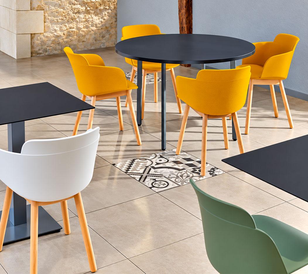 Ambiance avec chaises 4 pieds bois et coque polypro blanche et jaune - Gamme Ailama - France bureau