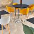 Ambiance avec chaises 4 pieds bois et coque polypro blanche et jaune - Gamme Ailama - France bureau