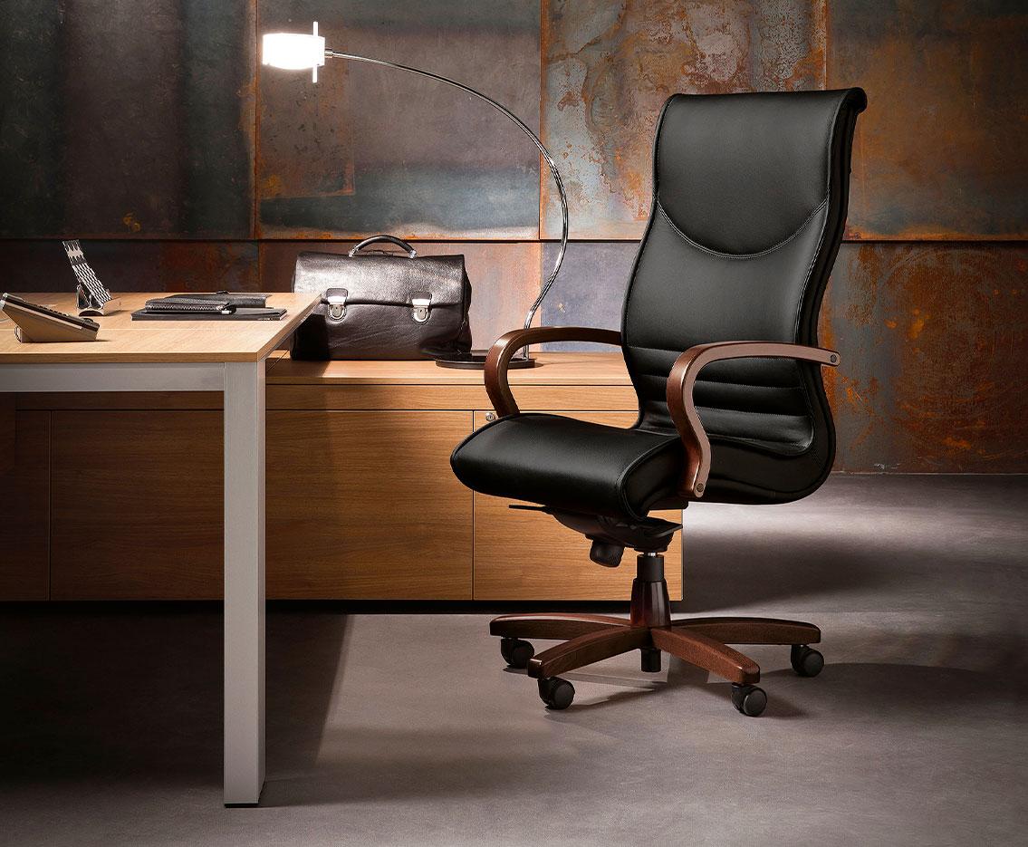 Fauteuil de direction prestige avec accoudoirs et base en bois laqué noyer clair - Gamme Albaron bois - France Bureau