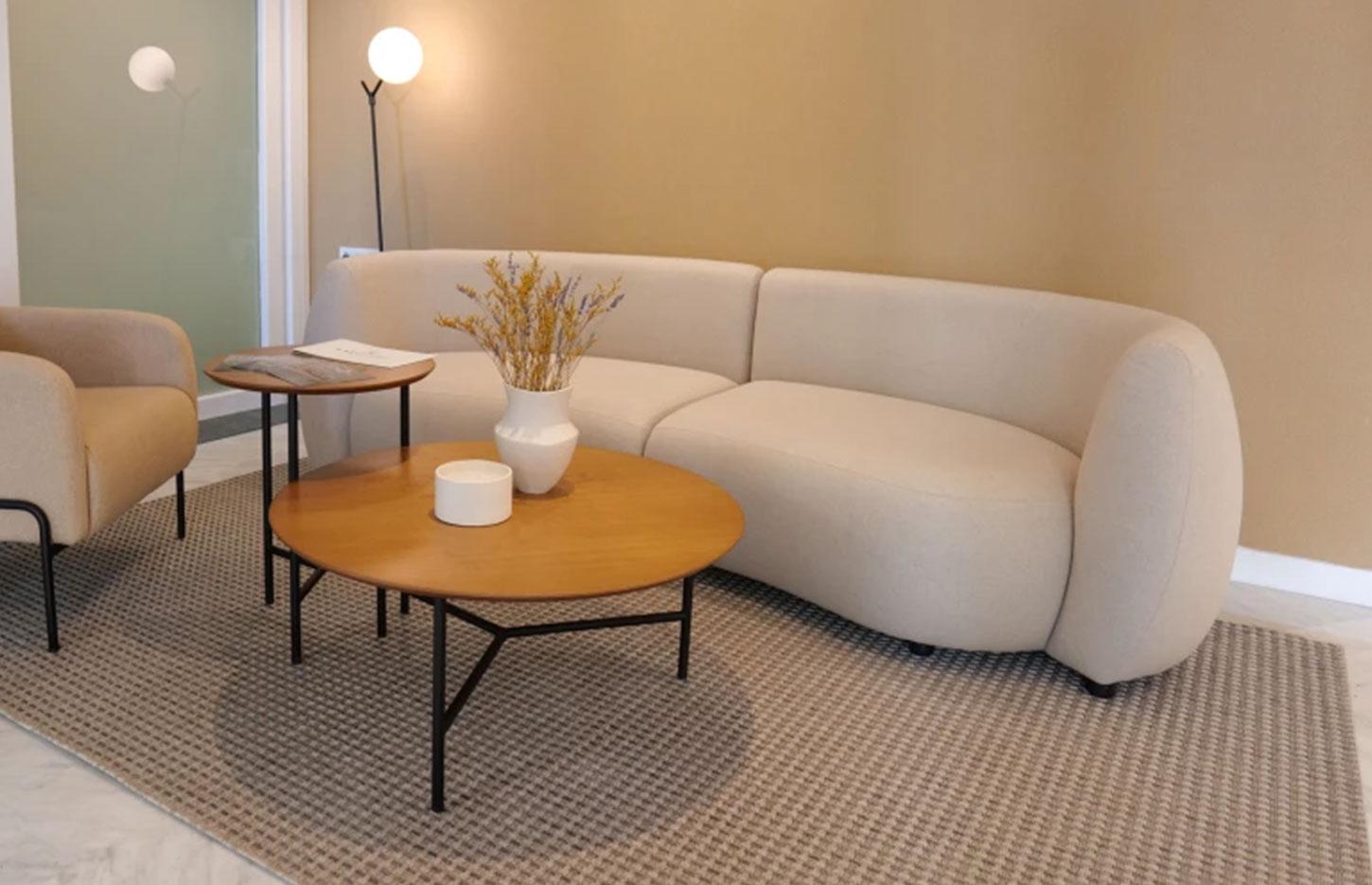 Canapé d\'accueil design en tissu avec table basse en espace détente, gamme Aliste - France Bureau