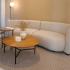 Canapé d\'accueil design en tissu avec table basse en espace détente, gamme Aliste - France Bureau