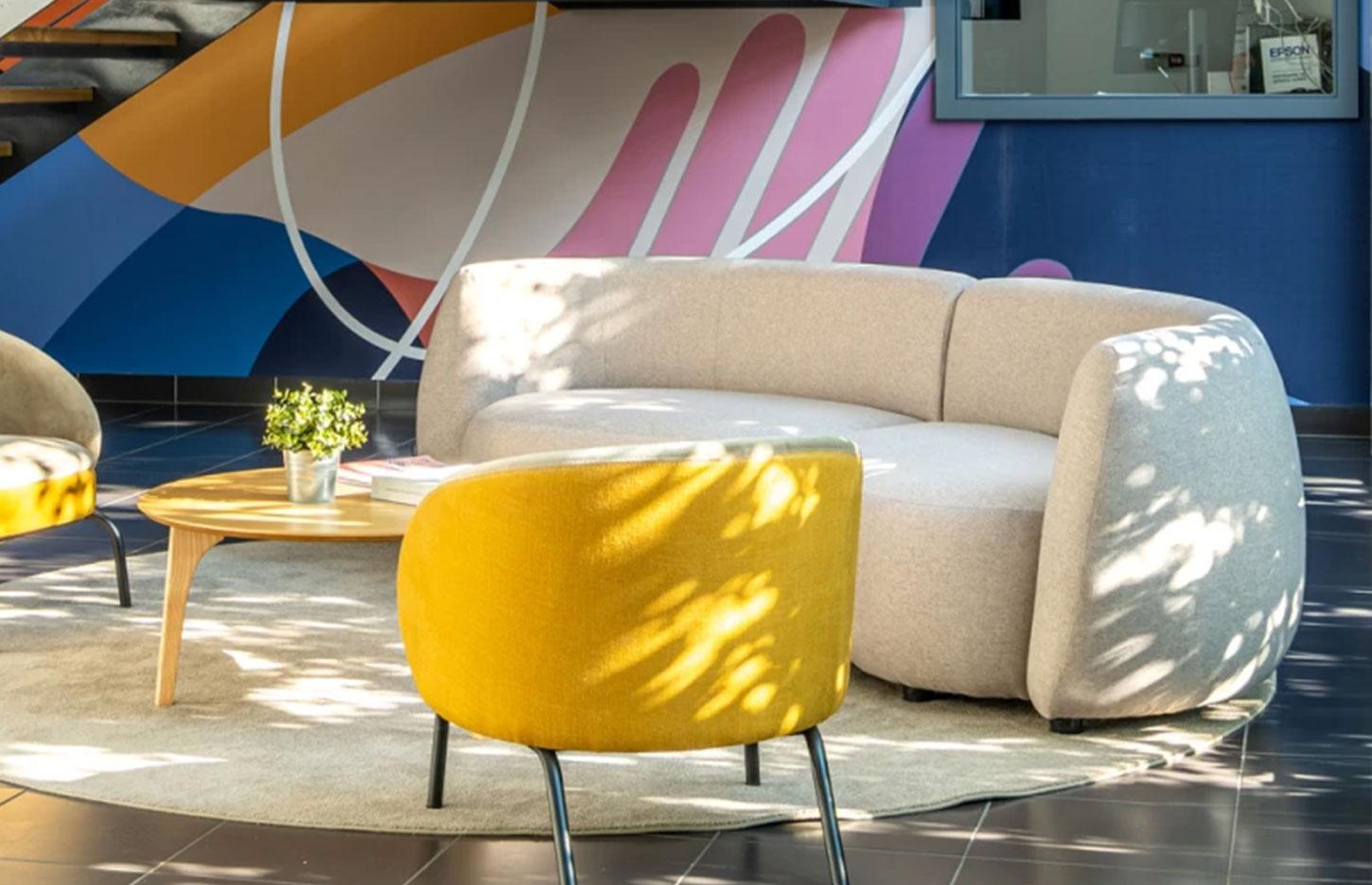 Canapé d\'accueil en tissu en salle d\'attente avec fauteuil jaune, gamme Aliste - France Bureau