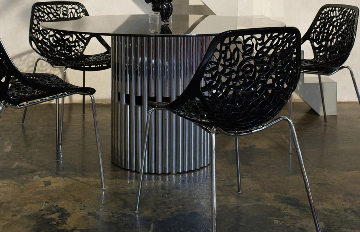 Table et chaise d\'extérieur, coque nylon et pieds en acier chromé, gamme Arlanza - France Bureau