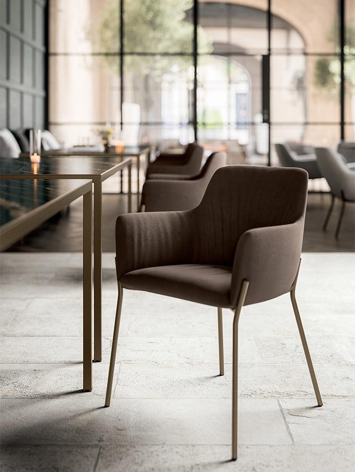 Chaises lounges en tissu plissé pieds métal pieds bois, gamme Bajoz - France Bureau