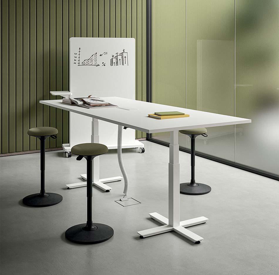 Table de réunion haute réglable en hauteur, plateau blanc rectangulaire en salle de réunion, gamme Baxter - France Bureau
