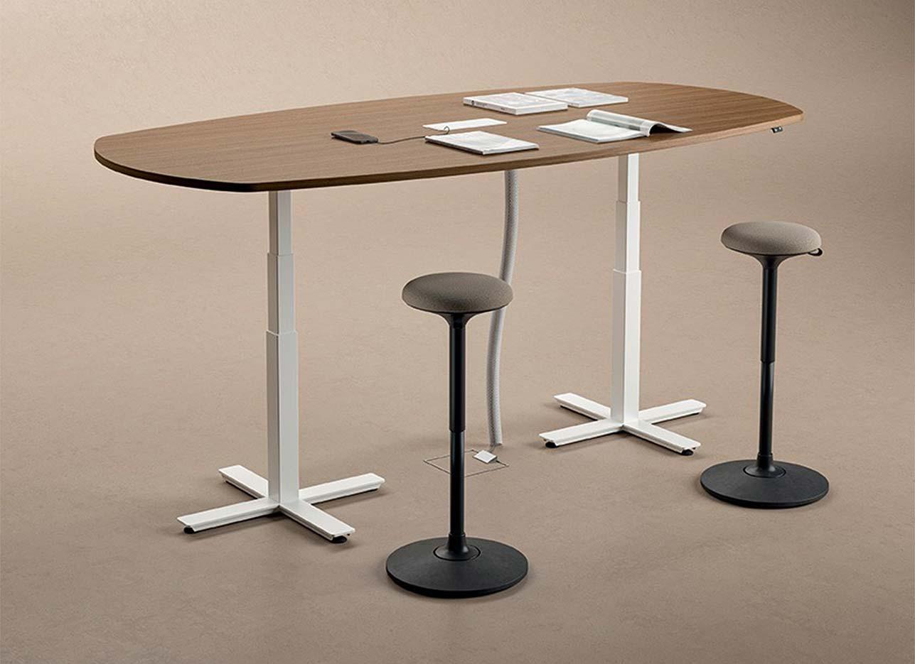 Table de réunion réglable en hauteur, plateau ovale tonneau en bois et pied central, gamme Baxter - France Bureau