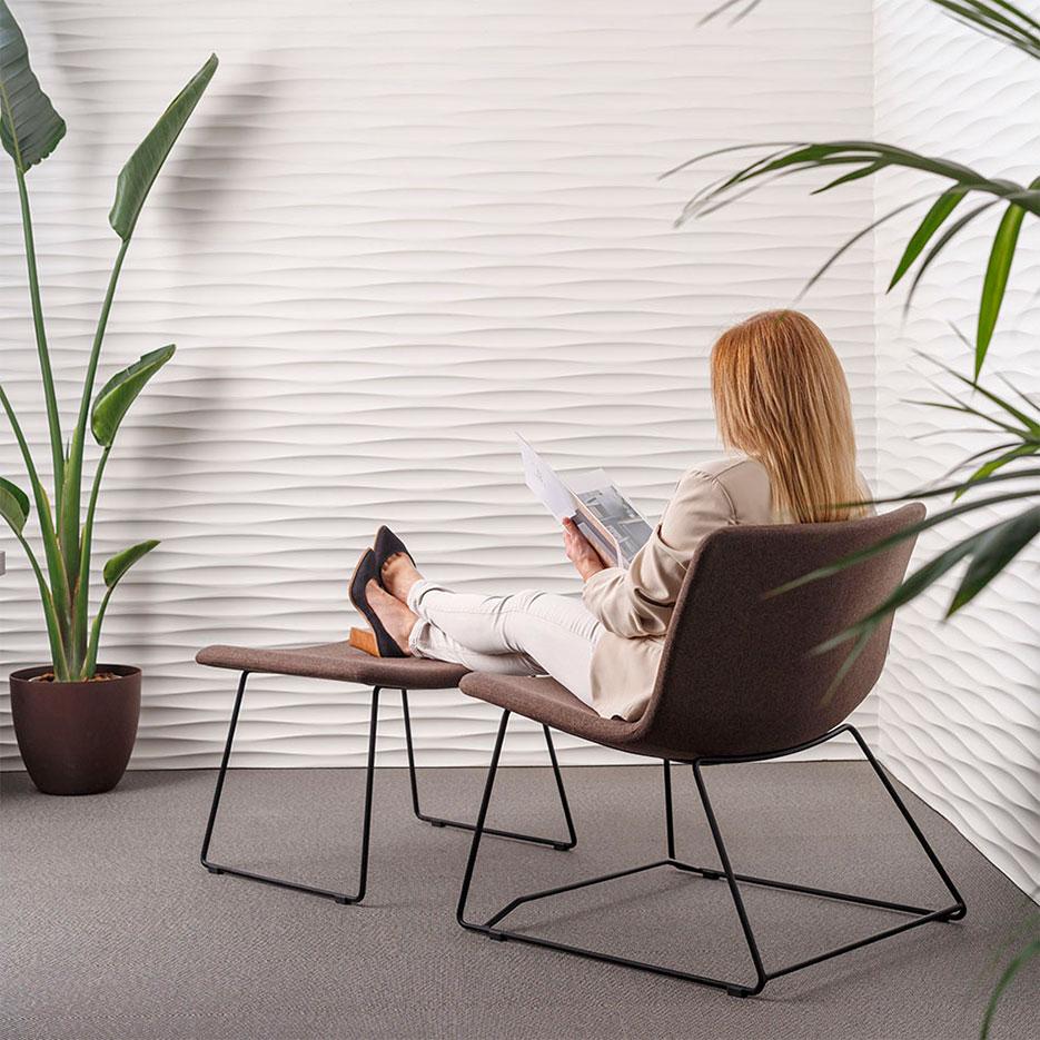 Fauteuil lounge avec monocoque rembourrée en tissu et structure en métal - gamme Belagua - France Bureau	