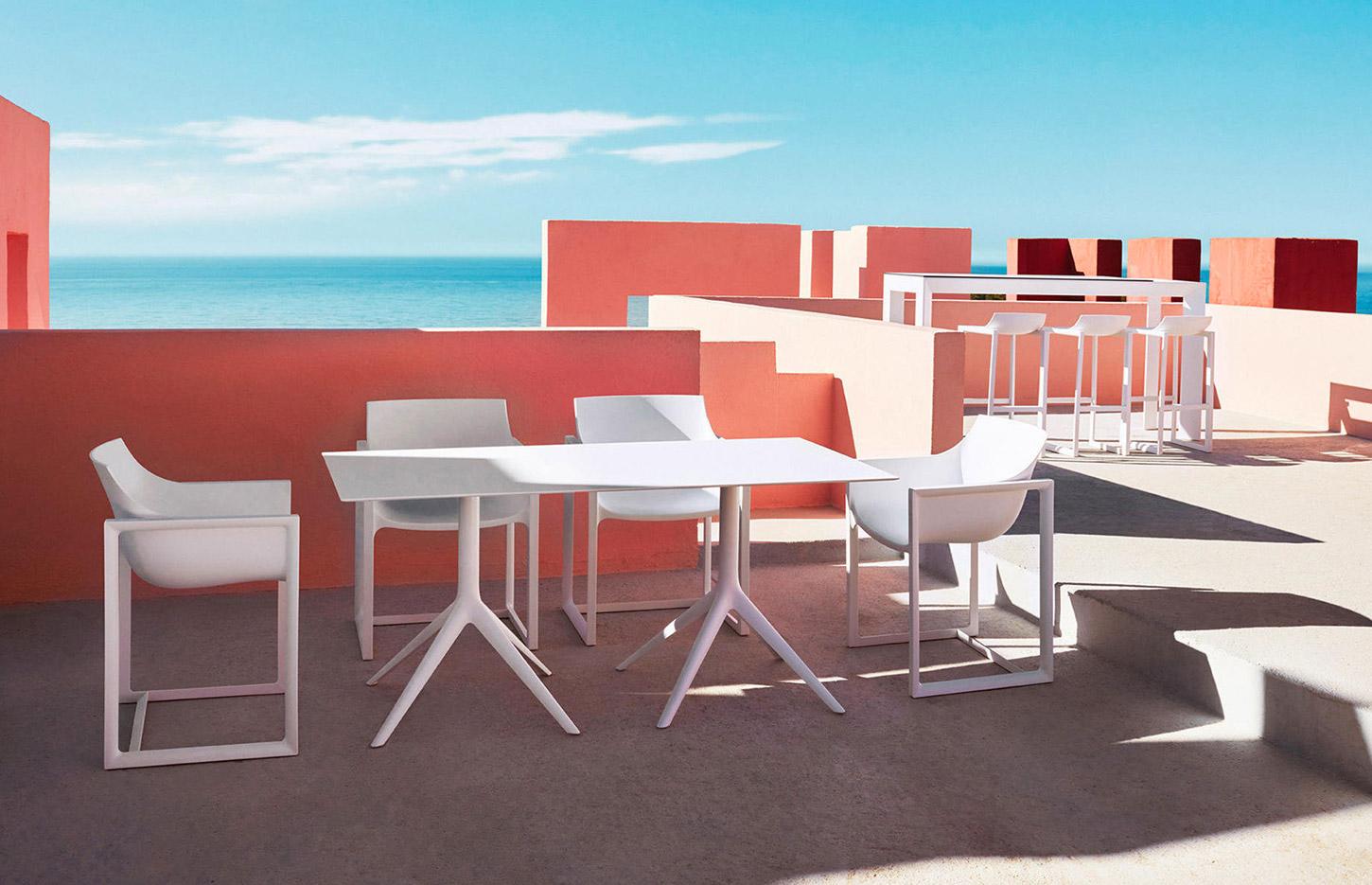 Table et chaise d\'extérieur avec plateau rond carré ou rectangulaire, gamme Bivera - France Bureau