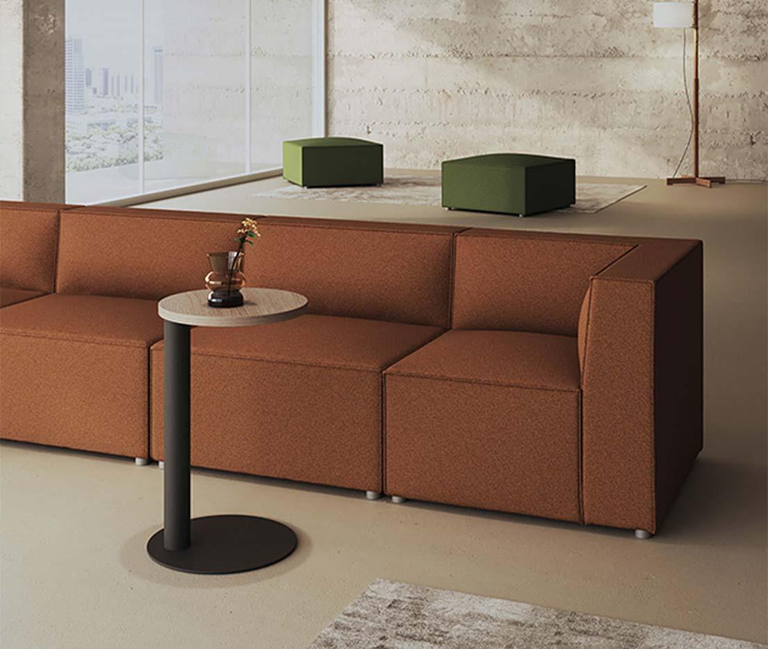 Canapé modulaire d\'accueil en tissu avec modules droits, angle et poufs, gamme Bornova - France Bureau