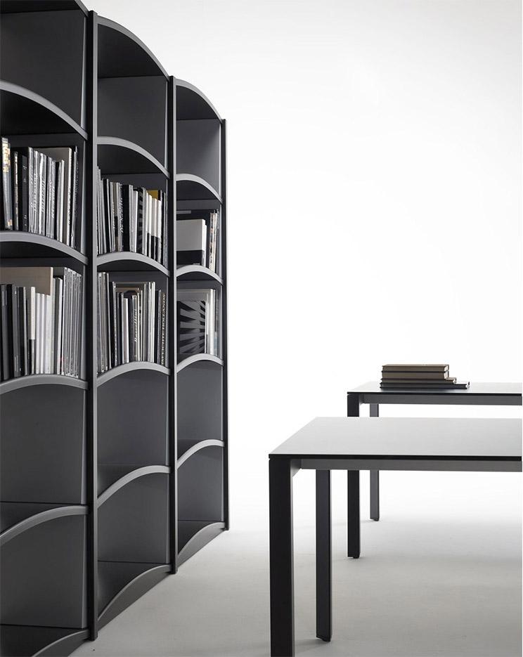 Bibliotheque avec étagères courbes en métal recyclable, gamme Bradi, France Bureau