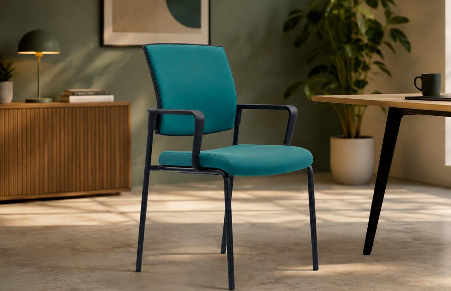 Chaise rembourrée en tissu bleu paon avec accoudoirs - Gamme Colérin - France Bureau