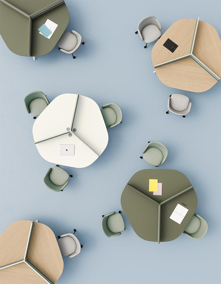 Bureau coworking 120° plateau mélaminé multicolore piétement métallique, panneau privatif en tissu - gamme come - France Bureau