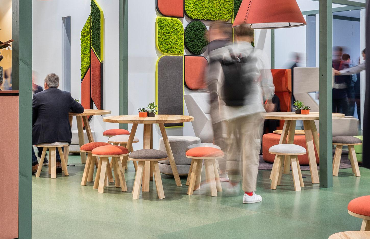Assise salle d\'attente, tabourets bois rembourrée de tissu ou laine, gamme Echoes Milk - France Bureau