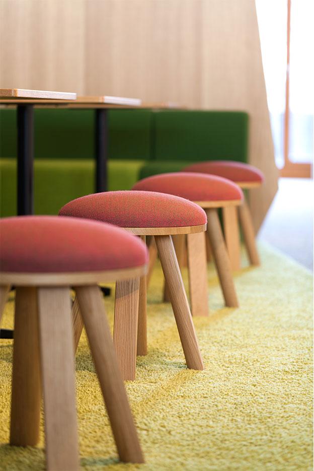 Assise salle d\'attente, tabourets bois rembourrée de tissu ou laine, gamme Echoes Milk - France Bureau