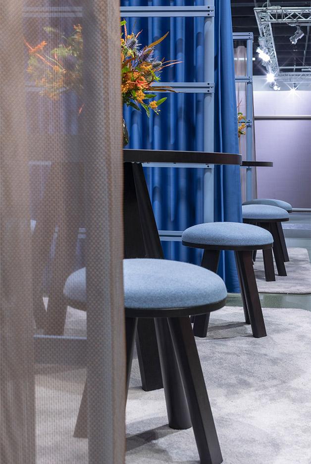 Assise salle d\'attente, tabourets bois rembourrée de tissu ou laine, gamme Echoes Milk - France Bureau