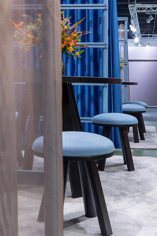 Assise salle d\'attente, tabourets bois rembourrée de tissu ou laine, gamme Echoes Milk - France Bureau