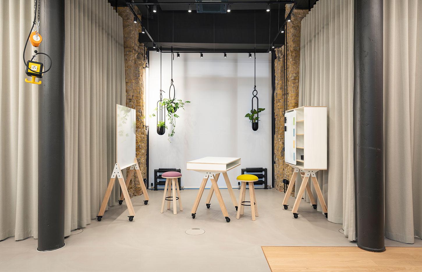 Assise salle d\'attente, tabourets bois rembourrée de tissu ou laine, gamme Echoes Milk - France Bureau