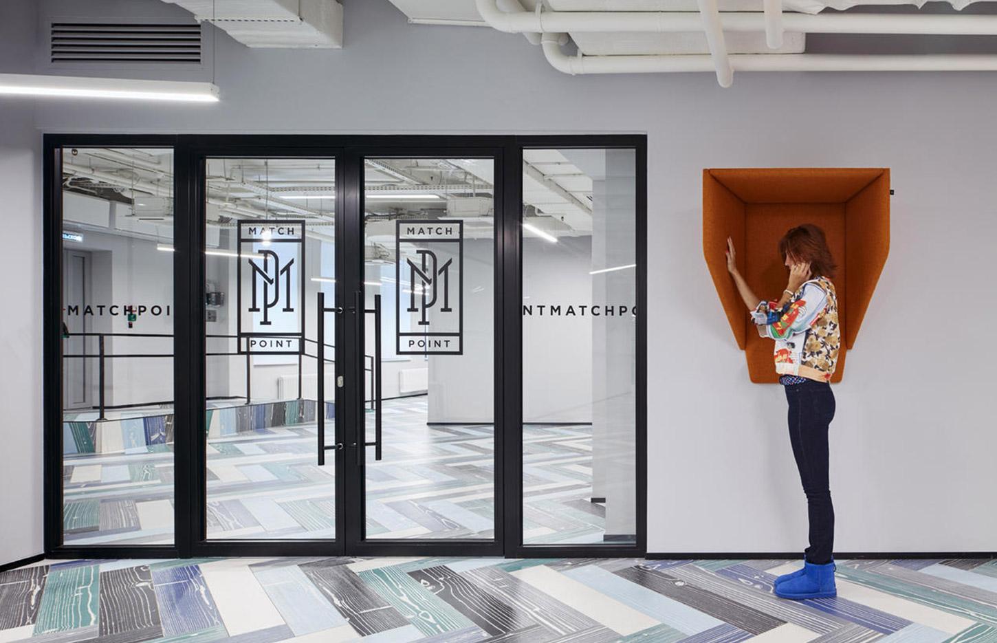 Espace privatif avec revêtement phonique et laine recyclée colorée, gamme Echoes Phone - France Bureau