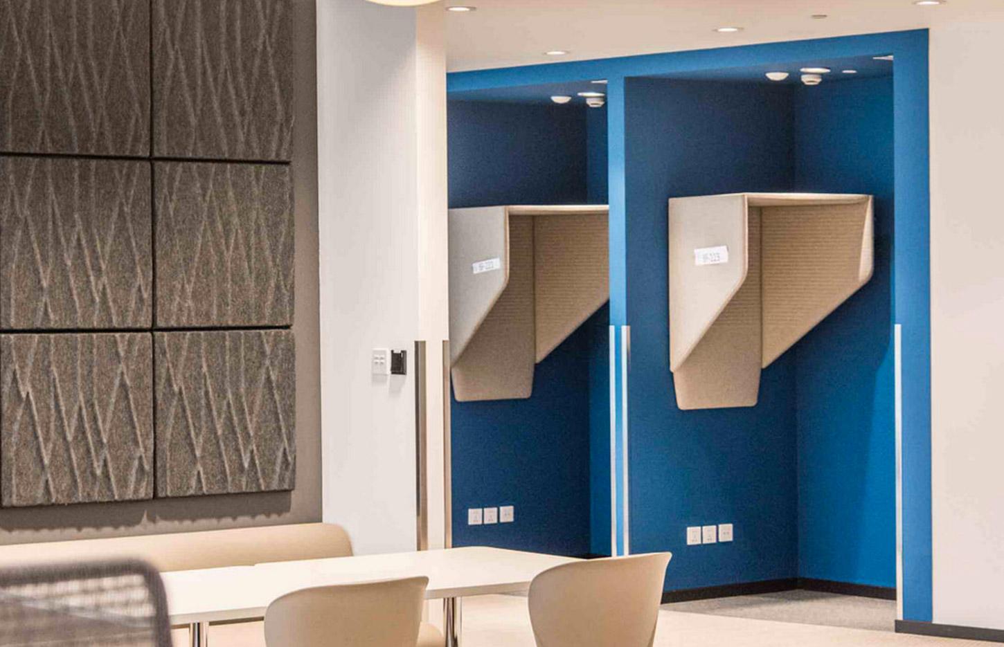Espace privatif avec revêtement phonique et laine recyclée colorée, gamme Echoes Phone - France Bureau