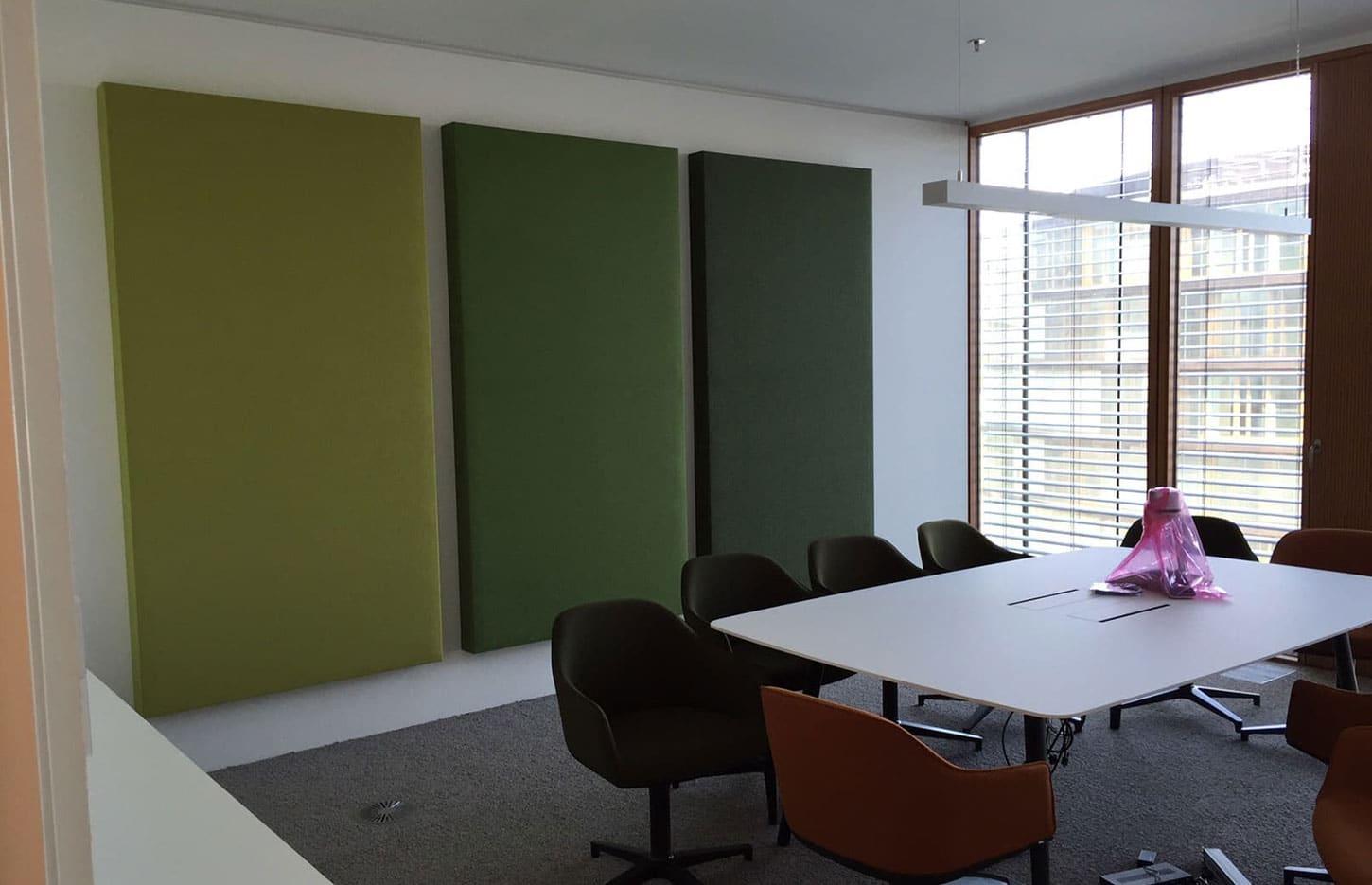 Salle de réunion avec dalle acoustique murale rectangulaire différentes nuances de vert, gamme Echoes Wall - France Bureau