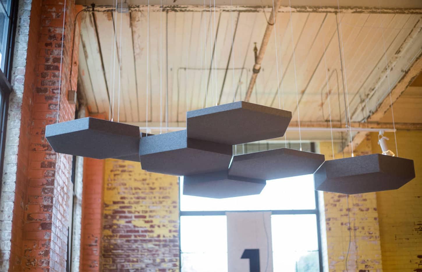Dalle acoustique suspendu au plafond, panneau forme hexagonale multicolores, gamme Echoes Wall - France Bureau