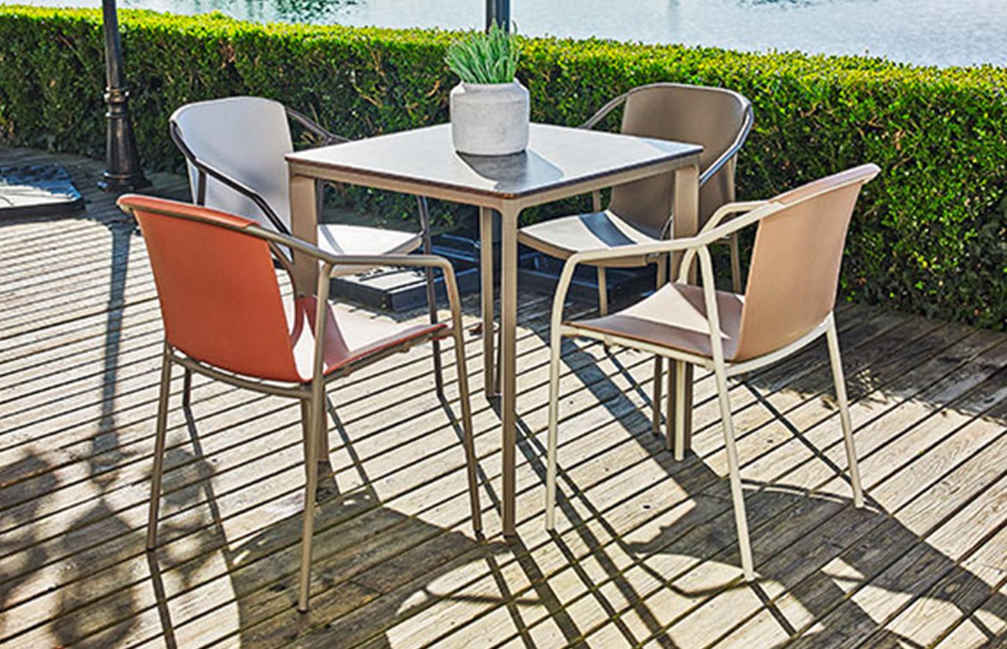 Chaises d\'extérieur empilable avec accoudoirs en polypropylène , gamme Eribol - France Bureau