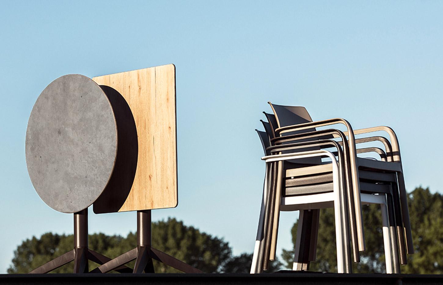 Chaises d\'extérieur empilable avec accoudoirs en polypropylène , gamme Etive - France Bureau