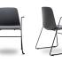 Chaise d\'accueil visiteur avec accoudoirs fixes coque en polypropylène et assise en tissu - gamme flores - france bureau