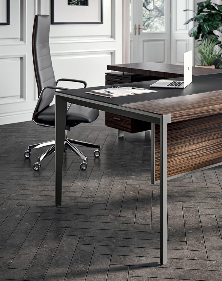 Bureau de direction en bois insert cuir avec retour sur caisson, gamme Forbes - France Bureau