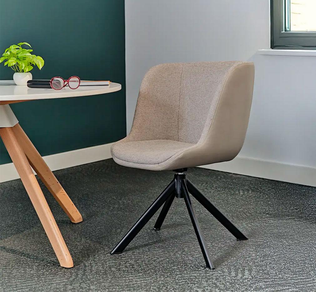 Fauteuil d\'accueil finition beige avec piètement pyramidale - Gamme Foréant - France bureau