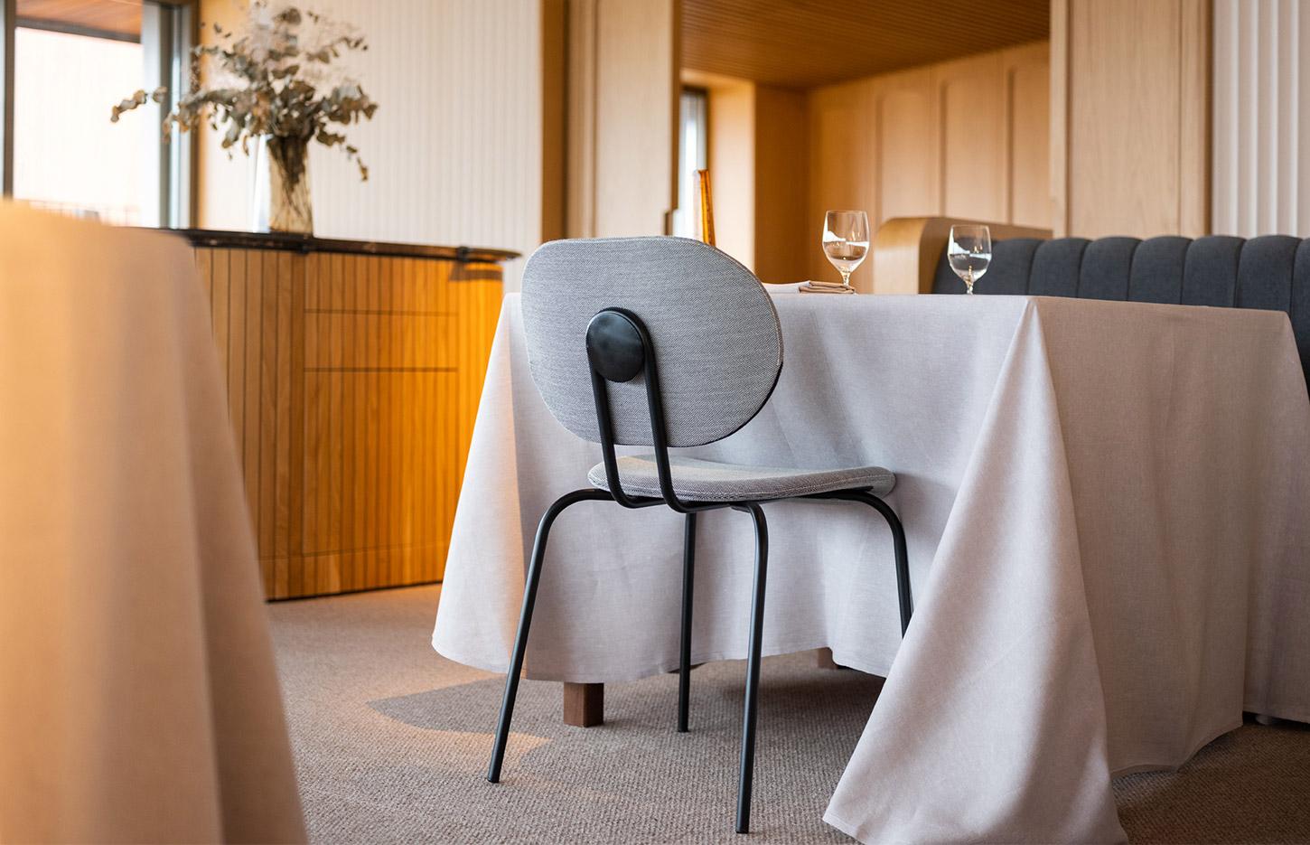 Chaise avec ou sans accoudoirs bois polypropylène tissu, gamme Hari - France Bureau
